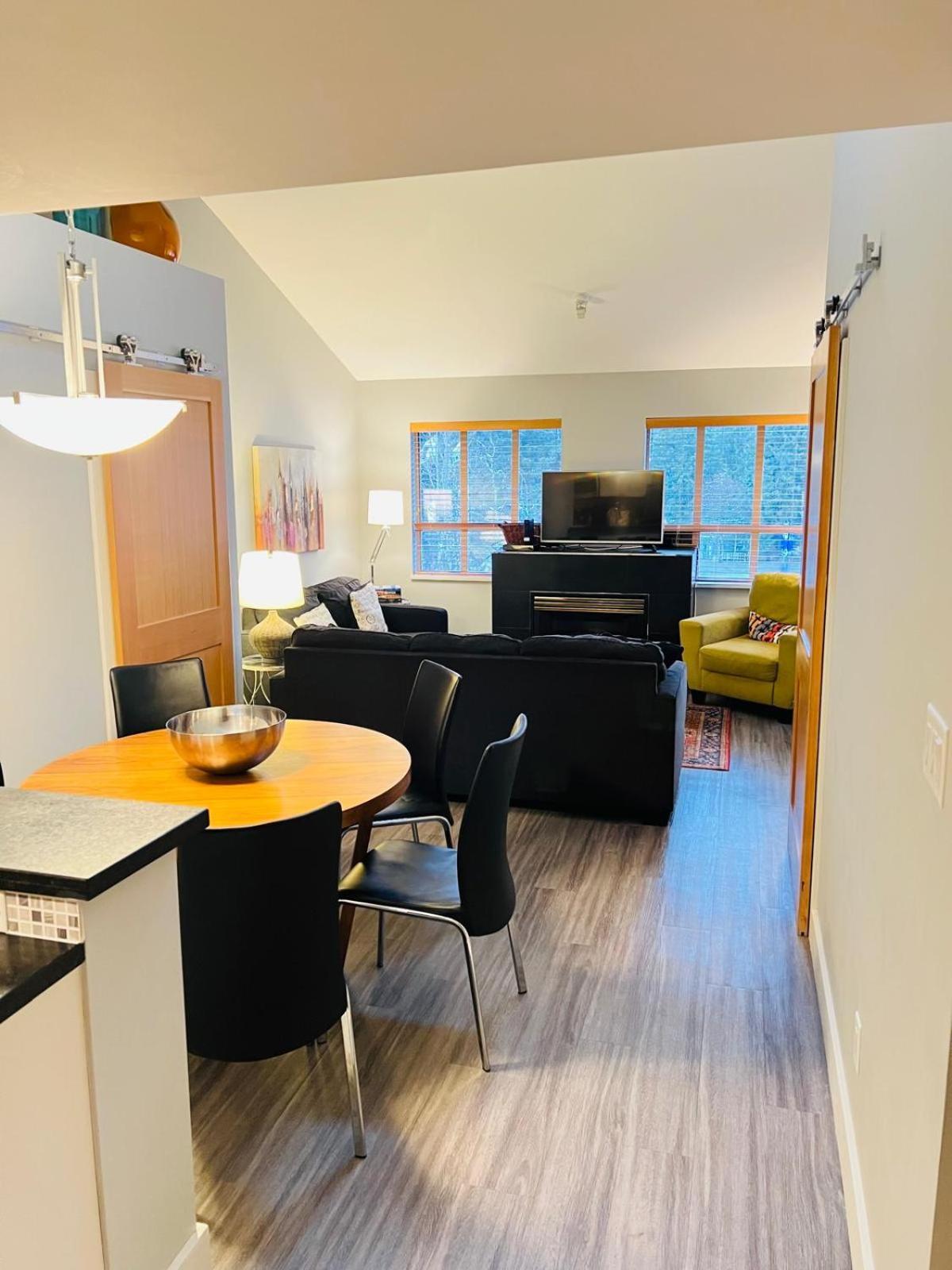 Tyndalstone Lodge 3 Bedroom In The Heart Of Village North Whistler Exteriör bild
