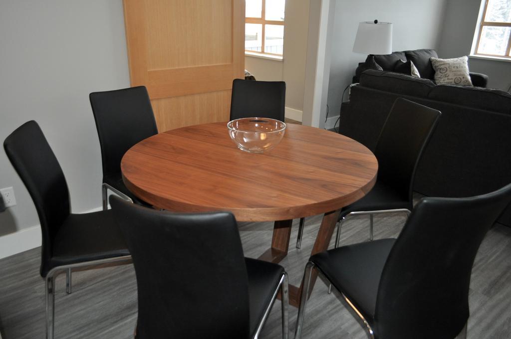 Tyndalstone Lodge 3 Bedroom In The Heart Of Village North Whistler Exteriör bild