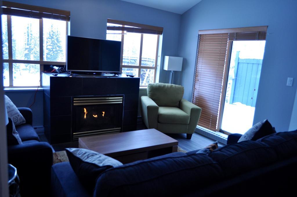 Tyndalstone Lodge 3 Bedroom In The Heart Of Village North Whistler Exteriör bild