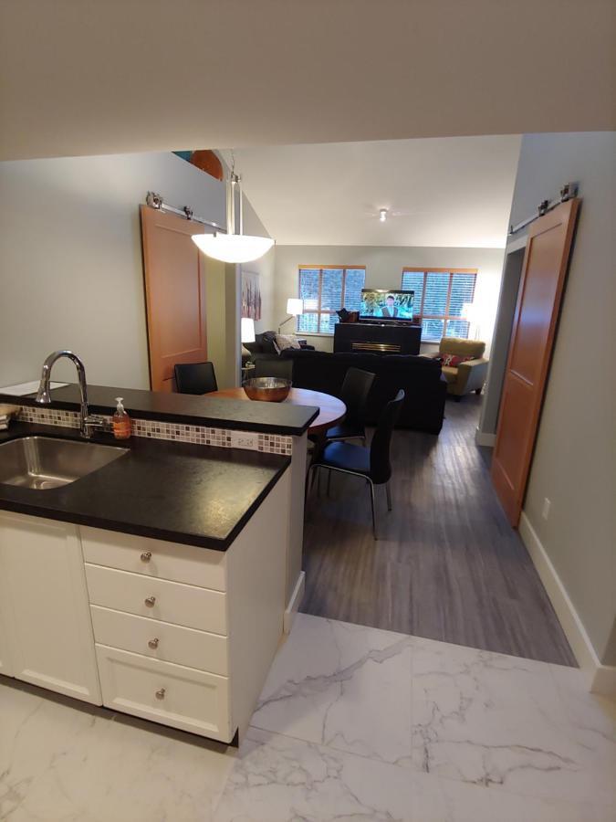 Tyndalstone Lodge 3 Bedroom In The Heart Of Village North Whistler Exteriör bild